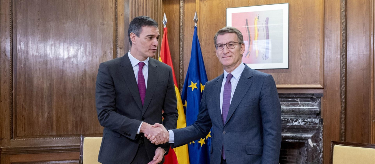 El presidente del Gobierno, Pedro Sánchez (i), y el líder del PP, Alberto Núñez Feijóo (d), se saludan durante una reunión, en el Congreso de los Diputados, a 22 de diciembre de 2023, en Madrid (España). Durante el encuentro, han tratado temas como la renovación del Consejo General del Poder Judicial, la reforma del artículo 49 de la Constitución y el nuevo modelo de financiación autonómica, temas propuestos por el Gobierno. También, han hablado sobre la Ley de Amnistía y los pactos del Ejecutivo con el independentismo, a petición del PP.
22 DICIEMBRE 2023;REUNIÓN;PRESIDENTE;FEIJOO;SÁNCHEZ;PODER JUDICIAL;CGPJ;ARTÍCULO 49;AUTONOMÍA;REFORMA;PP-PSOE;PP;PSOE;
Alberto Ortega / Europa Press
22/12/2023