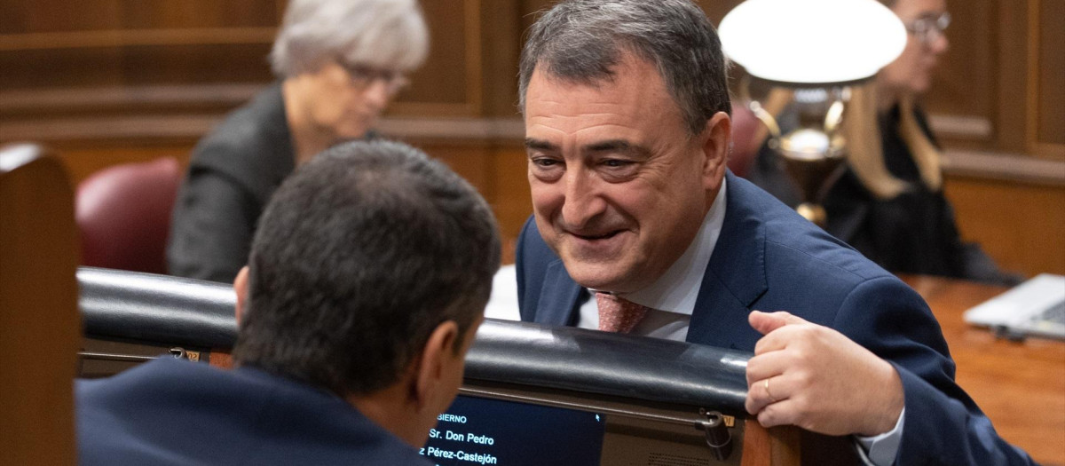 El portavoz del PNV en el Congreso, Aitor Esteban, dialoga con Sánchez.