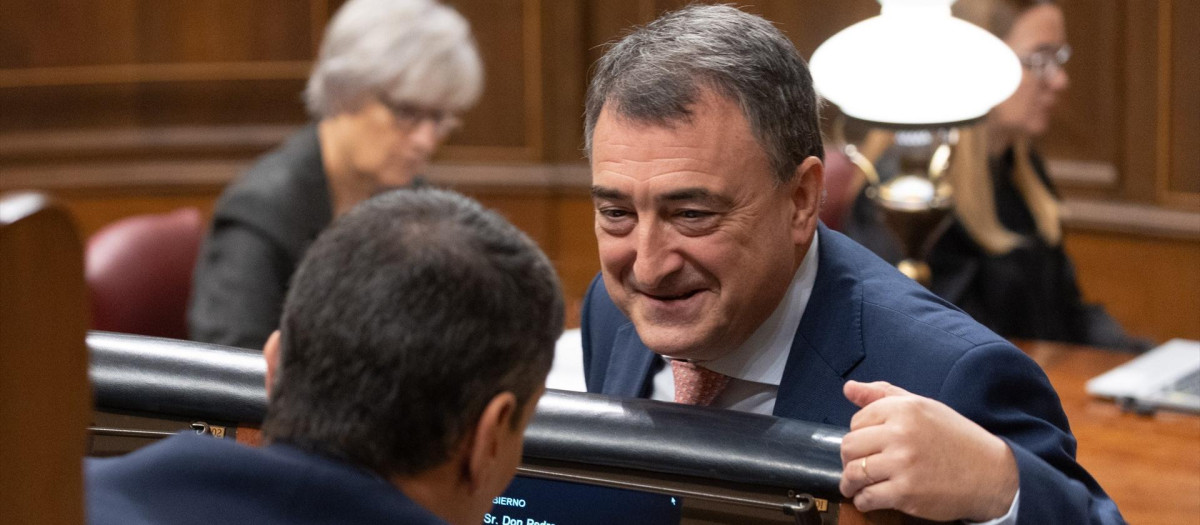 El portavoz del PNV en el Congreso, Aitor Esteban, dialoga con Sánchez.