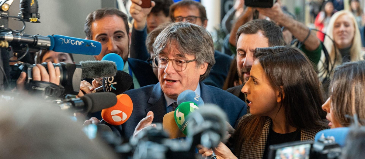El expresidente de la Generalitat Carles Puigdemont atiende a medios a su llegada al Parlamento Europeo, a 13 de diciembre de 2023, en Estrasburgo (Francia). En la recta final de la presidencia española de la UE, que concluye a finales de diciembre, Sánchez acude a la sede de Estrasburgo del Parlamento Europeo para pronunciar el discurso con las líneas estratégicas que pretendía defender como presidente de turno de la Unión Europea. Un discurso que se ha aplazado en dos ocasiones, en julio y en septiembre, y que provocará su primer encuentro con su nuevo socio Carles Puigdemont desde que este se fue a Bélgica.
13 DICIEMBRE 2023;ESTRASBURGO;FRANCIA;PRESIDENTA PARLAMENTO EUROPEO;PEDRO SÁNCHEZ
Álex Flores / Europa Press
13/12/2023