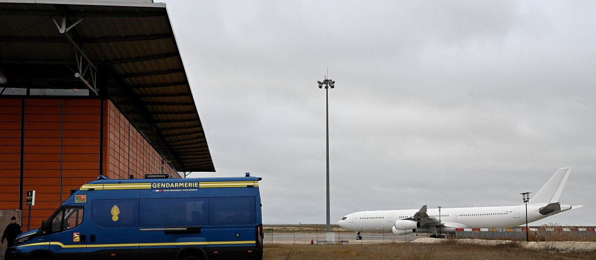 Un vehículo de la gendarmería delante del Airbus A340 inmovilizado en el aeropuerto de Vatry, en el noreste de Francia