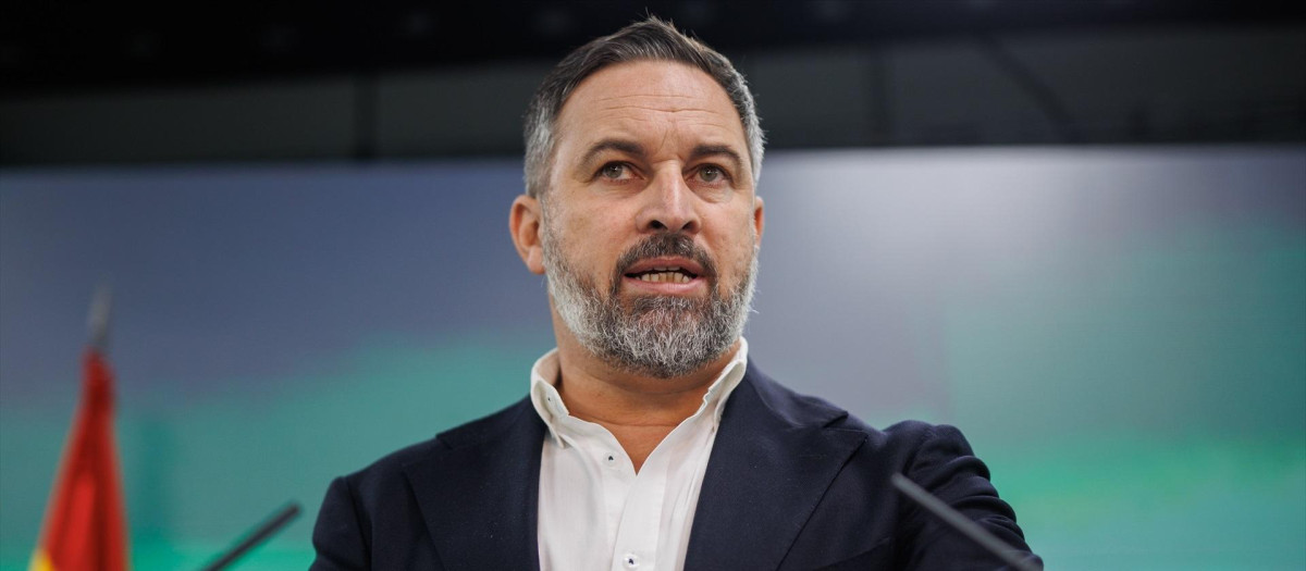 El líder de VOX, Santiago Abascal, durante una rueda de prensa tras la reunión del Comité de Acción Política de VOX, en la sede nacional del partido, a 6 de noviembre de 2023, en Madrid (España). Durante la comparecencia, Abascal, ha anunciado hoy que su partido va a presentar una querella contra el presidente del Gobierno en funciones, Pedro Sánchez, por la comisión de un presunto delito de cohecho al impulsar la ley de amnistía a cambio de su investidura, y que se querellará también, en su caso por prevaricación, contra los miembros de las Mesas del Congreso y el Senado que califiquen esa iniciativa, a su juicio, "inconstitucional".
06 NOVIEMBRE 2023;AMNISTIA;LEY DE AMNISTIA;VOX;PARTIDO;SANCHEZ
Alejandro Martínez Vélez / Europa Press
(Foto de ARCHIVO)
06/11/2023