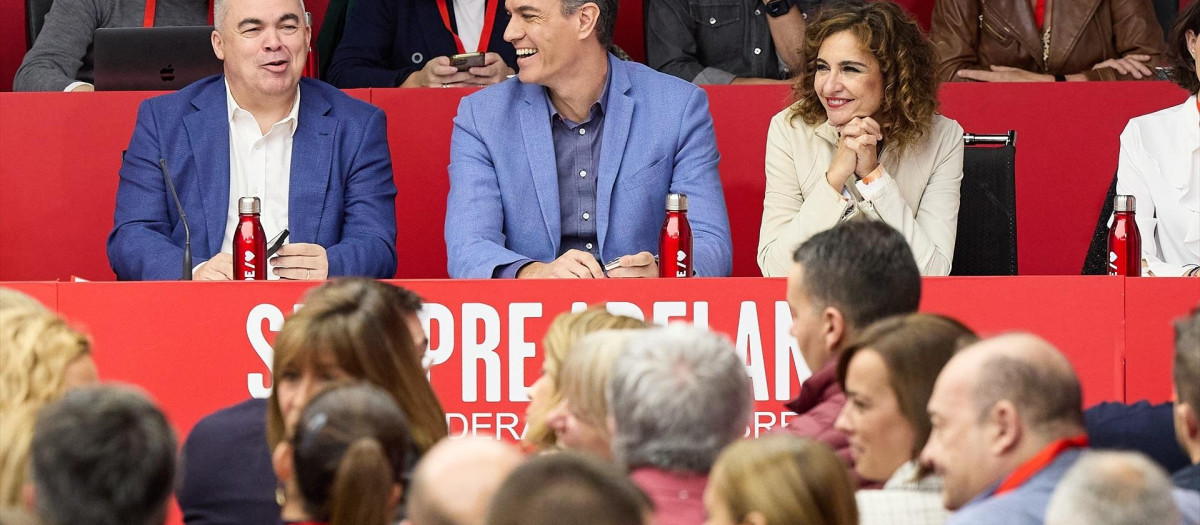 El secretario general del PSOE y presidente del Gobierno en funciones, Pedro Sánchez (c), preside la reunión del Comité Federal, en la sede del PSOE, a 28 de octubre de 2023, en Madrid (España). El PSOE ha convocado hoy una reunión extraordinaria del Comité Federal para consultar con la militancia el acuerdo de Gobierno alcanzado con Sumar de cara a un posible Ejecutivo de coalición. La convocatoria llega después de que los máximos responsables de PSOE y Sumar hayan sellado un acuerdo de coalición con el que pretenden completar una legislatura de cuatro años.  Para que haya Gobierno, sin embargo, es necesario el voto favorable de otros grupos parlamentarios, entre ellos los partidos independentistas –ERC y Junts– que reclaman, entre otras cosas, la aprobación de una amnistía a los implicados en el 'procés'.
28 OCTUBRE 2023;COMITÉ;COMITÉ FEDERA;MILITANTES;
Jesús Hellín / Europa Press
(Foto de ARCHIVO)
28/10/2023