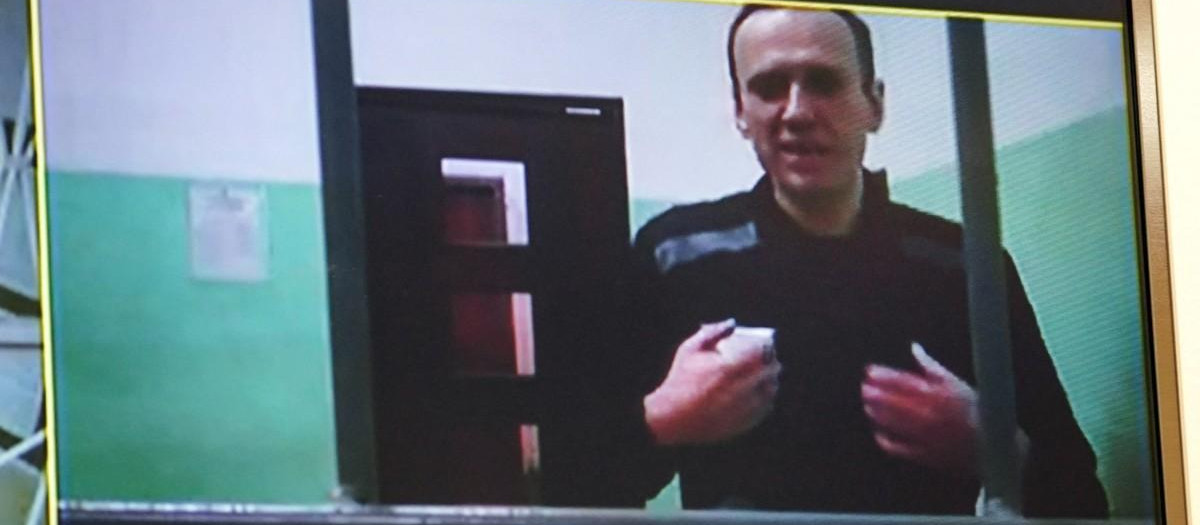Fotografía tomada desde una pantalla de televisión durante la transmisión en vivo de la audiencia judicial