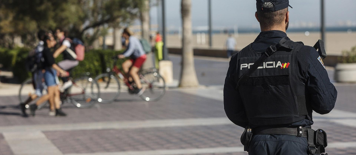 Un agente de la Policía Nacional, en Valencia, en una imagen de archivo