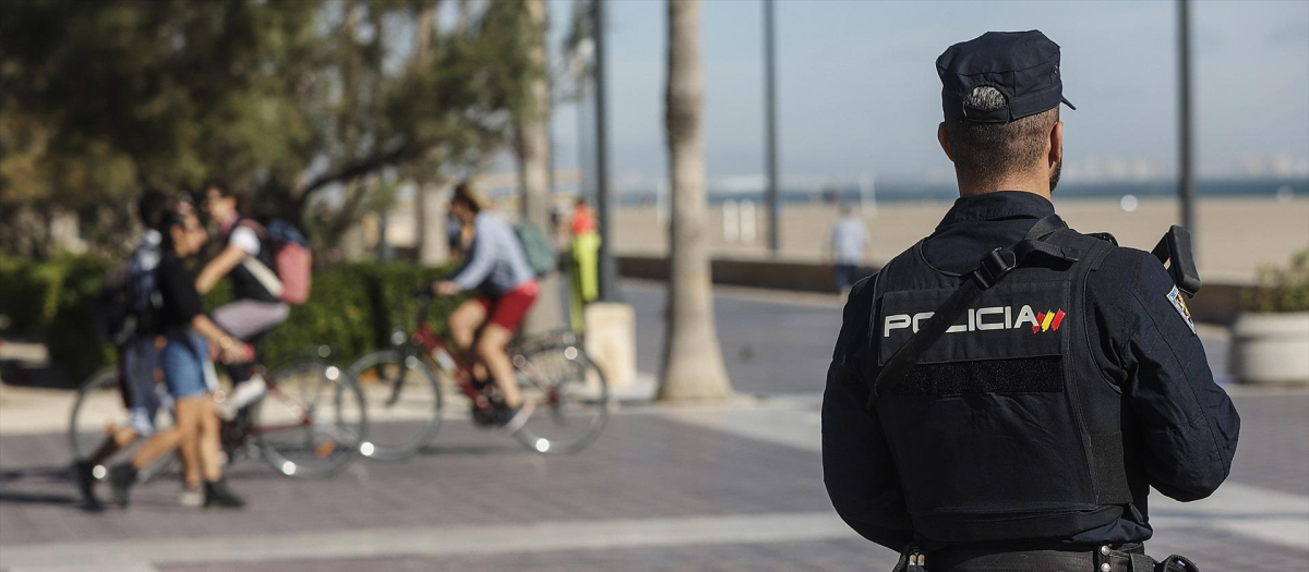 Un agente de la Policía Nacional, en Valencia, en una imagen de archivo