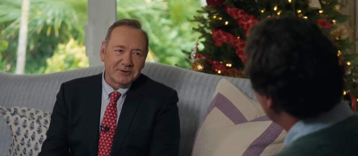 Kevin Spacey visita a Tucker Carlson en su programa de entrevistas de YouTube