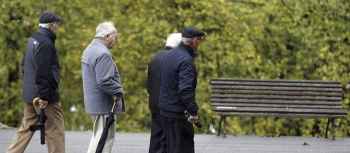 Pensionistas paseando