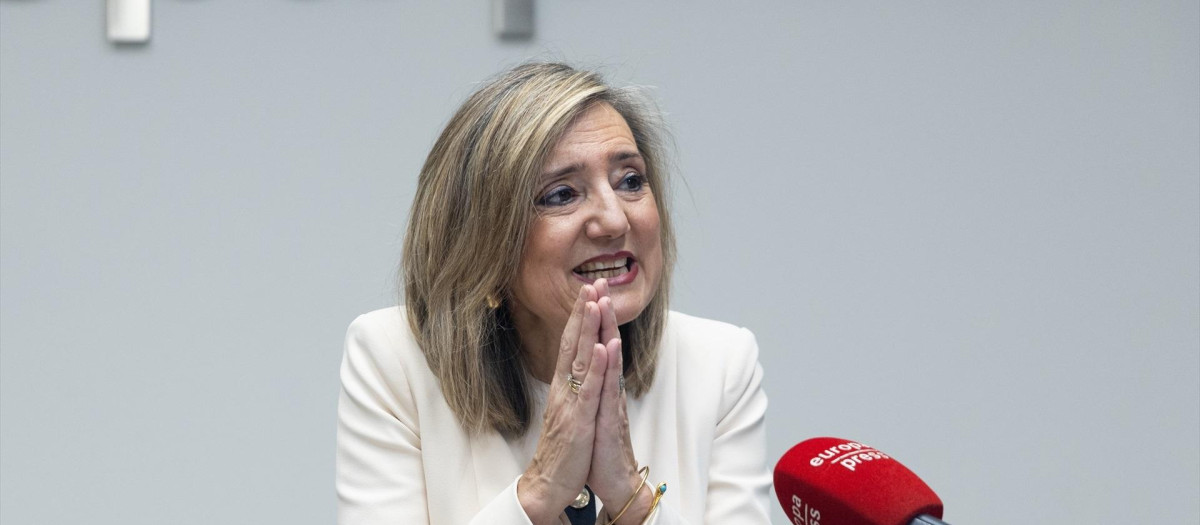 La alcaldesa de Pamplona, Cristina Ibarrola (UPN), ha advertido que la llegada de EH Bildu a la Alcaldía de la capital navarra tras el pacto con el PSOE implantará "retroceso y sectorismo", con la imposición del euskera entre otras cosas: "Ya no matan, pero siguen amedrentando, siguen insultando y siguen escupiéndonos".

Así se ha pronunciado Ibarrola en una entrevista con Europa Press antes del Pleno del próximo jueves que debatirá y votará la moción de censura con la que el PSN permitirá que se convierta en alcalde el dirigente de Bildu Joseba Asirón.

En este contexto, la actual alcaldesa de Pamplona ha recordado que Asirón, de Bildu, ya fue regidor de la ciudad entre 2015 y 2019 y las consecuencias negativos fueron "retroceso y sectarismo": "Porque solo gobiernan para su proyecto de construcción de Euskal Herria, con Navarra anexionada al País Vasco".

Al respecto, Ibarrola cree que la moción de censura ya estaba pactada anteriormente, pero no la dieron a conocer "porque los socialistas sabían que esto les castigaba en las urnas" en el 23J. "Hay que vivir en Pamplona para saber a quién vende el PSOE la alcaldía de Pamplona, porque ya no matan, pero siguen amedrentando, insultando y escupiéndonos literalmente cuando subimos una calle en procesión", ha sostenido la actual alcaldesa.

OTEGI MARCA EL CAMINO
Asimismo, la dirigente de UPN, que ha acusado al PSN de "blanquear todos los días" a Bildu, ha sostenido que Arnaldo Otegi "va marcando lo que quiere y se va cumpliendo hasta ahora todo". "Quería Pamplona, no quería Vitoria, porque es lo que necesitan para ese proyecto", ha añadido.

Al hilo, ha censurado que Otegi, "que tiene un pasado también terrorista", sea con quien negocie todo Pedro Sánchez, Santos Cerdán o María Chívite": "No sé donde tiene el PSOE la línea roja, pero de momento hemos visto que se saltan todas".

"En Pamplona y Navarra, PSOE y Bildu son lo mismo, no hacen nada diferente, no ha habido una sola propuesta en positivo en estos seis meses en el Ayuntamiento de Pamplona, todo lo han pactado con Bildu", ha censurado.

NIEGA PRESIONES
La actual alcaldesa de Pamplona también se ha pronunciado sobre las últimas acusaciones del PSN, que señalaban directamente que "los señalamientos y ataques constantes de Cristina Ibarrola han provocado" que un miembro del PSN no tome posesión como concejal del Ayuntamiento.

Ante esto, ha señalado que "es el colmo que el PSOE" les eche la culpa de que no tome posesión. "No hay ninguna presión", ha recalcado, explicando que ella dio la posibilidad de que el nuevo concejal tomara posesión y votara sí a la moción de censura, "y lo lleve en su currículum".

"Si tan bueno es para Pamplona, tan necesario era para Pamplona regalarle, entregarle a Bildu lo que más quiere, que es el Ayuntamiento que necesita para su proyecto político, y esto lo hace el PSOE, se lo tendrán que hacer mirar", ha apostillado, poniendo en duda que a todos los socialistas les parezca bueno el pacto con Bildu.

CRITICA LA UTILIDAD DE LA MOCIÓN
En cualquier caso, ha criticado que Bildu y PSN hagan "una utilización perturbada de una herramienta democrática" como es la moción de censura que no estaba pensada para eso. "Es como utilizar un bisturí para matar a alguien y no para sanar a un paciente", ha dicho.

Así, ha declarado que Pamplona y Navarra "no es independentista radical" y "no quiere mayoritariamente un alcalde de Bildu" porque, según ha dicho, lo dijo en las urnas dándole la victoria al proyecto de UPN., durante una entrevista para Europa Press, a 26 de diciembre de 2023, en Madrid (España). Cristina Ibarrola Guillén es una médica y política, alcaldesa de la ciudad de Pamplona desde el 17 de junio de 2023 por el partido político Unión del Pueblo Navarro. Ibarrola apura sus últimos días como alcaldesa a la espera de que se materialice la moción de censura, prevista para esta semana. La moción de censura se ha llevado a cabo tras un acuerdo de Gobierno firmado por EH Bildu y PSN.
26 DICIEMBRE 2023;PAMPLONA;ALCALDESA;CRISTINA IBARROLA
Eduardo Parra / Europa Press
26/12/2023