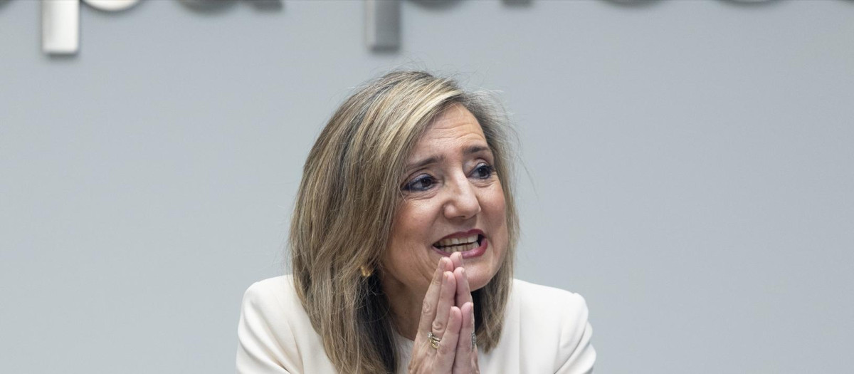 La alcaldesa de Pamplona, Cristina Ibarrola (UPN), ha advertido que la llegada de EH Bildu a la Alcaldía de la capital navarra tras el pacto con el PSOE implantará "retroceso y sectorismo", con la imposición del euskera entre otras cosas: "Ya no matan, pero siguen amedrentando, siguen insultando y siguen escupiéndonos".
Así se ha pronunciado Ibarrola en una entrevista con Europa Press antes del Pleno del próximo jueves que debatirá y votará la moción de censura con la que el PSN permitirá que se convierta en alcalde el dirigente de Bildu Joseba Asirón.
En este contexto, la actual alcaldesa de Pamplona ha recordado que Asirón, de Bildu, ya fue regidor de la ciudad entre 2015 y 2019 y las consecuencias negativos fueron "retroceso y sectarismo": "Porque solo gobiernan para su proyecto de construcción de Euskal Herria, con Navarra anexionada al País Vasco".
Al respecto, Ibarrola cree que la moción de censura ya estaba pactada anteriormente, pero no la dieron a conocer "porque los socialistas sabían que esto les castigaba en las urnas" en el 23J. "Hay que vivir en Pamplona para saber a quién vende el PSOE la alcaldía de Pamplona, porque ya no matan, pero siguen amedrentando, insultando y escupiéndonos literalmente cuando subimos una calle en procesión", ha sostenido la actual alcaldesa.
OTEGI MARCA EL CAMINO
Asimismo, la dirigente de UPN, que ha acusado al PSN de "blanquear todos los días" a Bildu, ha sostenido que Arnaldo Otegi "va marcando lo que quiere y se va cumpliendo hasta ahora todo". "Quería Pamplona, no quería Vitoria, porque es lo que necesitan para ese proyecto", ha añadido.
Al hilo, ha censurado que Otegi, "que tiene un pasado también terrorista", sea con quien negocie todo Pedro Sánchez, Santos Cerdán o María Chívite": "No sé donde tiene el PSOE la línea roja, pero de momento hemos visto que se saltan todas".
"En Pamplona y Navarra, PSOE y Bildu son lo mismo, no hacen nada diferente, no ha habido una sola propuesta en positivo en estos seis meses en el Ayuntamiento de Pamplona, todo lo han pactado con Bildu", ha censurado.
NIEGA PRESIONES
La actual alcaldesa de Pamplona también se ha pronunciado sobre las últimas acusaciones del PSN, que señalaban directamente que "los señalamientos y ataques constantes de Cristina Ibarrola han provocado" que un miembro del PSN no tome posesión como concejal del Ayuntamiento.
Ante esto, ha señalado que "es el colmo que el PSOE" les eche la culpa de que no tome posesión. "No hay ninguna presión", ha recalcado, explicando que ella dio la posibilidad de que el nuevo concejal tomara posesión y votara sí a la moción de censura, "y lo lleve en su currículum".
"Si tan bueno es para Pamplona, tan necesario era para Pamplona regalarle, entregarle a Bildu lo que más quiere, que es el Ayuntamiento que necesita para su proyecto político, y esto lo hace el PSOE, se lo tendrán que hacer mirar", ha apostillado, poniendo en duda que a todos los socialistas les parezca bueno el pacto con Bildu.
CRITICA LA UTILIDAD DE LA MOCIÓN
En cualquier caso, ha criticado que Bildu y PSN hagan "una utilización perturbada de una herramienta democrática" como es la moción de censura que no estaba pensada para eso. "Es como utilizar un bisturí para matar a alguien y no para sanar a un paciente", ha dicho.
Así, ha declarado que Pamplona y Navarra "no es independentista radical" y "no quiere mayoritariamente un alcalde de Bildu" porque, según ha dicho, lo dijo en las urnas dándole la victoria al proyecto de UPN., durante una entrevista para Europa Press, a 26 de diciembre de 2023, en Madrid (España). Cristina Ibarrola Guillén es una médica y política, alcaldesa de la ciudad de Pamplona desde el 17 de junio de 2023 por el partido político Unión del Pueblo Navarro. Ibarrola apura sus últimos días como alcaldesa a la espera de que se materialice la moción de censura, prevista para esta semana. La moción de censura se ha llevado a cabo tras un acuerdo de Gobierno firmado por EH Bildu y PSN.
26 DICIEMBRE 2023;PAMPLONA;ALCALDESA;CRISTINA IBARROLA
Eduardo Parra / Europa Press
26/12/2023