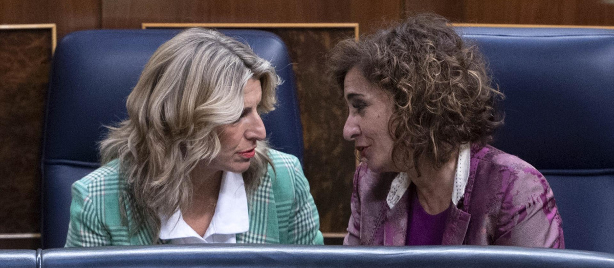La ministra de Trabajo, Yolanda Díaz, y la de Hacienda, María Jesús Montero, en el Congreso.