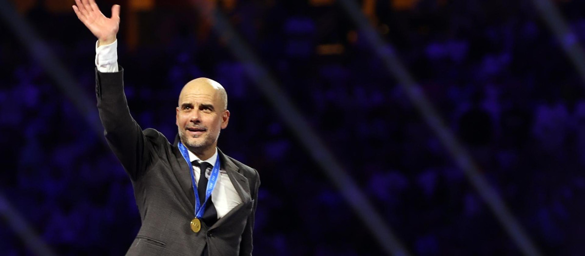 Pep Guardiola con la medalla de campeón del Mundo