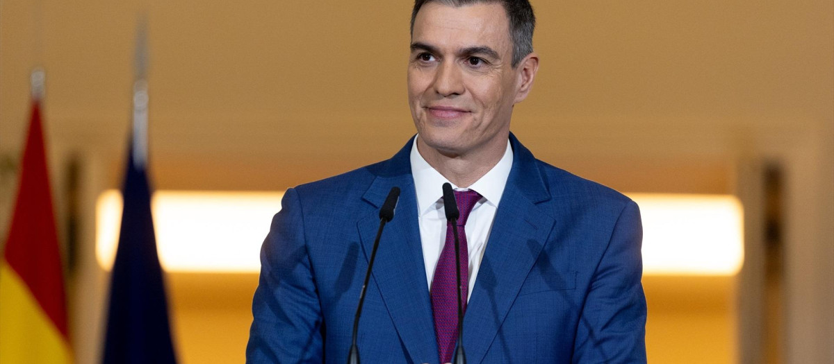 El presidente del Gobierno, Pedro Sánchez, comparece para explicar el decreto que prorroga el escudo social tras una rueda de prensa posterior a la reunión del Consejo de Ministros, en el Palacio de la Moncloa, a 27 de diciembre de 2023, en Madrid (España). El Consejo de Ministros ha aprobado hoy la prórroga parcial del 'escudo social' para combatir los efectos de la inflación, la crisis energética y la guerra de Ucrania, y mantendrá las medidas referentes al ámbito laboral, la imposibilidad de suspender los suministros básicos, la ampliación de los descuentos correspondientes al bono social eléctrico o la suspensión de los desahucios, según han trasladado fuentes de Sumar. Además, se aprobará el transporte público gratis para jóvenes y desempleados y se prorrogarán hasta junio las rebajas del IVA a alimentos. El nuevo paquete aprobado hoy en el último Consejo de Ministros del año será el octavo impulsado por el Ejecutivo para seguir respondiendo al impacto de la guerra en Ucrania y el incremento de precios, una movilización de recursos que, hasta ahora, asciende a unos 47.000 millones de euros.
27 DICIEMBRE 2023;COMPLEJO DE LA MONCLOA;PEDRO SÁNCHEZ;ESCUDO SOCIAL;GOBIERNO;TRANSPORTE PÚBLICO GRATIS JÓVENES
Eduardo Parra / Europa Press
27/12/2023