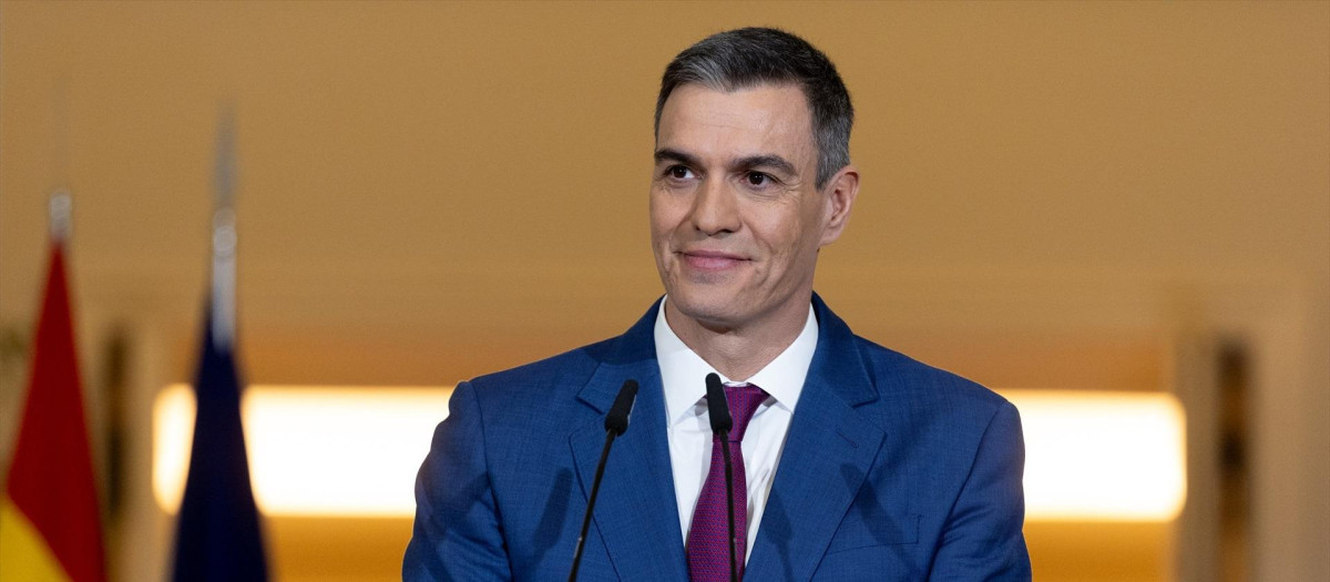 El presidente del Gobierno, Pedro Sánchez, comparece para explicar el decreto que prorroga el escudo social tras una rueda de prensa posterior a la reunión del Consejo de Ministros, en el Palacio de la Moncloa, a 27 de diciembre de 2023, en Madrid (España). El Consejo de Ministros ha aprobado hoy la prórroga parcial del 'escudo social' para combatir los efectos de la inflación, la crisis energética y la guerra de Ucrania, y mantendrá las medidas referentes al ámbito laboral, la imposibilidad de suspender los suministros básicos, la ampliación de los descuentos correspondientes al bono social eléctrico o la suspensión de los desahucios, según han trasladado fuentes de Sumar. Además, se aprobará el transporte público gratis para jóvenes y desempleados y se prorrogarán hasta junio las rebajas del IVA a alimentos. El nuevo paquete aprobado hoy en el último Consejo de Ministros del año será el octavo impulsado por el Ejecutivo para seguir respondiendo al impacto de la guerra en Ucrania y el incremento de precios, una movilización de recursos que, hasta ahora, asciende a unos 47.000 millones de euros.
27 DICIEMBRE 2023;COMPLEJO DE LA MONCLOA;PEDRO SÁNCHEZ;ESCUDO SOCIAL;GOBIERNO;TRANSPORTE PÚBLICO GRATIS JÓVENES
Eduardo Parra / Europa Press
27/12/2023