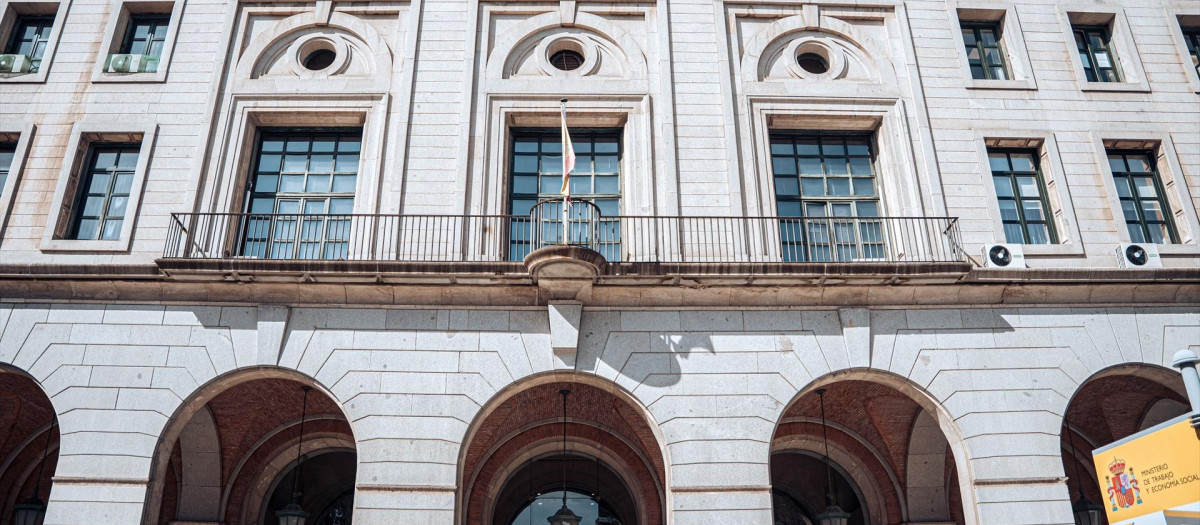 Fachada del Ministerio de Trabajo y Economía Social durante una concentración para exigir la jubilación a los 60 años para personal sanitario y sociosanitario, a 14 de marzo de 2023, en Madrid (España). La protesta ha sido organizada por CCOO, que presentó en octubre de 2021 una propuesta al Ministerio de Inclusión, Seguridad Social y Migraciones para adelantar la edad de jubilación a los 60 años del personal sanitario y sociosanitario. El sindicato defiende que el personal del sector sanitario, con las guardias, trabaja en 30 años el equivalente a más de 40 en otras categorías. Además, CCOO expone que estos profesionales cuentan con la cuarta tasa más alta de problemas graves de salud relacionados con el trabajo.
14 MARZO 2023;CCOO;CONCENTRACIÓN;MANIFESTACIÓN;PROTESTA;JUBILACIÓN;SECTOR SANITARIO;PERSONAL;GUARDIAS;SALUD
Gabriel Luengas / Europa Press
(Foto de ARCHIVO)
14/3/2023