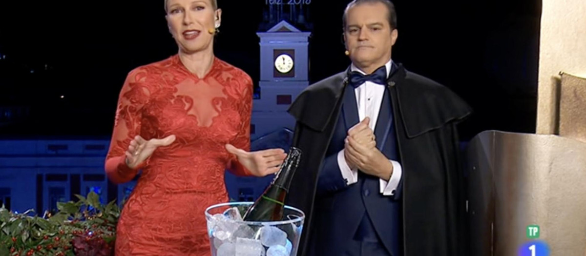 Anne Igartiburo y Ramón García, en una de las seis ocasiones en las que presentaron las Campanadas