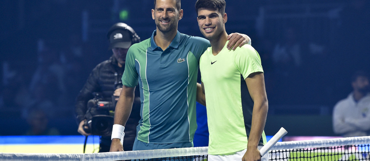 Carlos Alcaraz y Novak Djokovic en el partido de exhibición en Riad