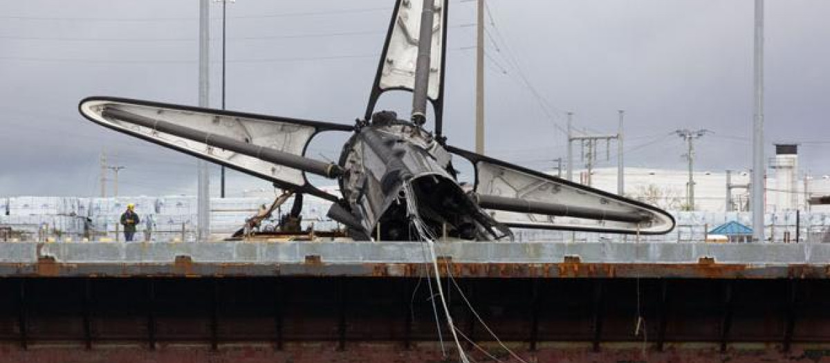 Los restos del cohete Falcon 9 quebrado, al llegar a Puerto Cañaveral
