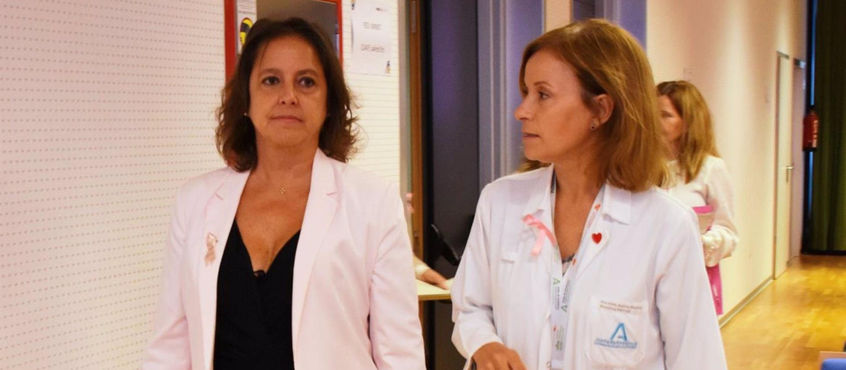 Valle García (dcha.), camina junto a la consejera de Salud y Consumo, Catalina García