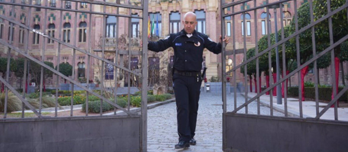 Un guardia de seguridad cierra las verjas de acceso al Rectorado