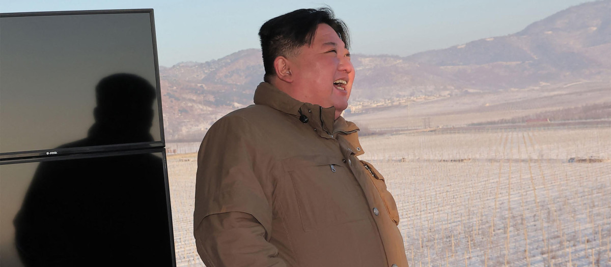El líder norcoreano Kim Jong Un observando el lanzamiento de prueba de un misil balístico intercontinental