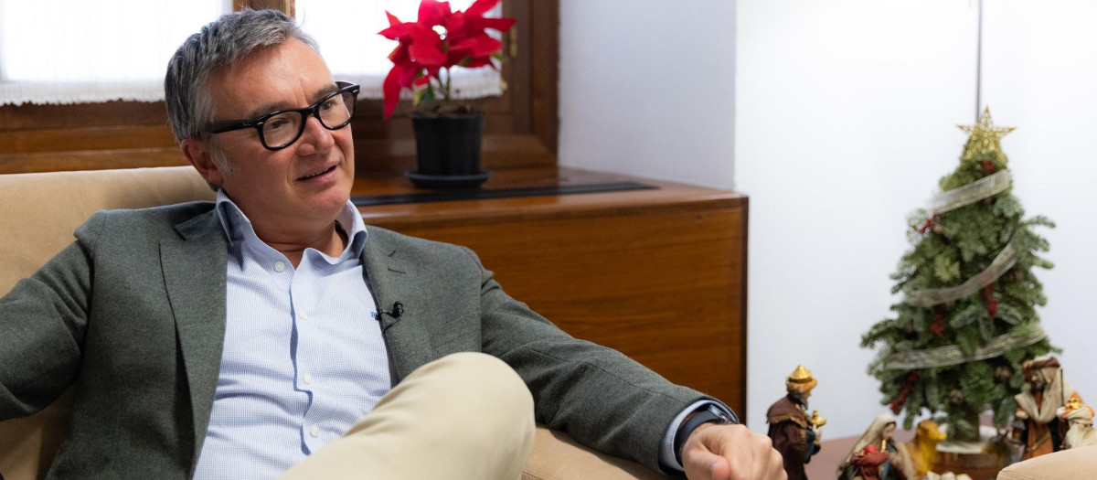 El portavoz de Vox en Andalucía, Manuel Gavira, en su despacho durante su entrevista con El Debate