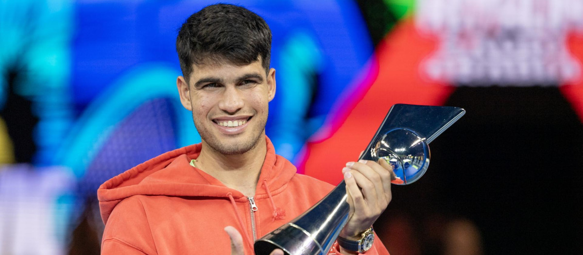 Carlos Alcaraz venció a Djokovic en una exhibición en Riad