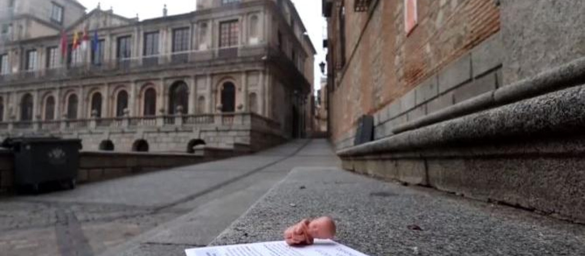 En todos lados se podían ver pequeños fetos de plástico junto a un texto antiabortista