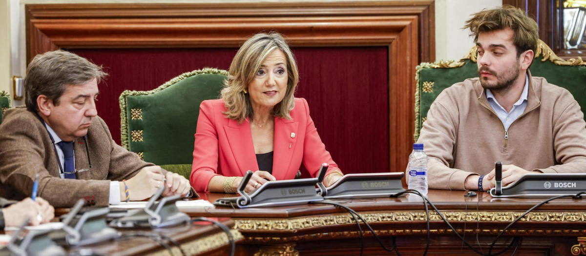 La exalcaldesa de Pamplona, Cristina Ibarrola (c) junto a diputados de UPN durante la moción de censura de Bildu
