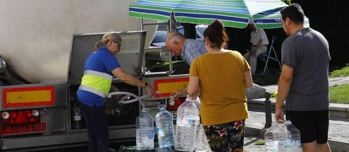 Reparto de agua en camiones cisterna en el municipio de Pozoblanco (Córdoba)