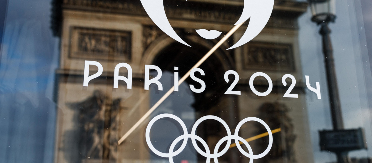 El símbolo de París 2024, con el Arco del Triunfo de fondo