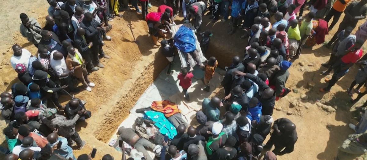 Entrerramiento grupal de varios de los cristianos asesinados el día de Navidad en ataques en el centro de Nigeria