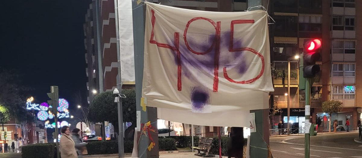 Uno de los carteles con la cifra de niños abortados en Guadalajara en 2023, vandalizado por grupos abortistas
