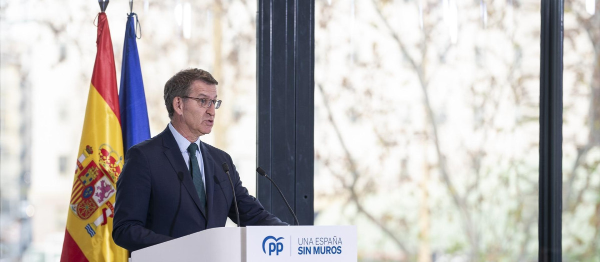 El presidente del PP, Alberto Núñez Feijóo, durante una rueda de prensa, en el Hotel VP en Madrid