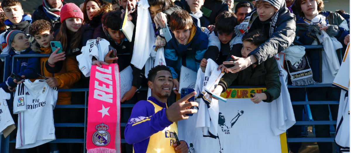 Bellingham, haciéndose fotos con los aficionados del Real Madrid