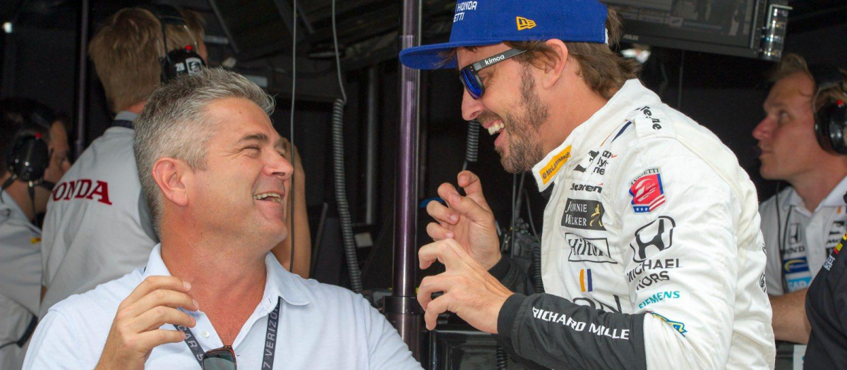 Gil de Ferran charla con Fernando Alonso en su etapa en McLaren