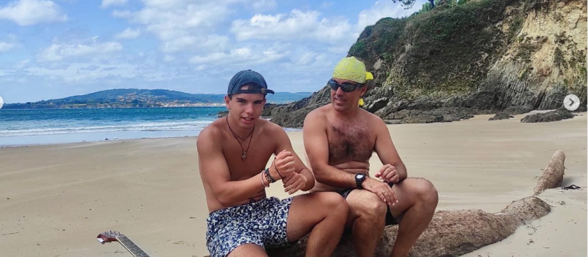 Iago Negrón, el joven desaparecido a la izquierda, junto a su padre