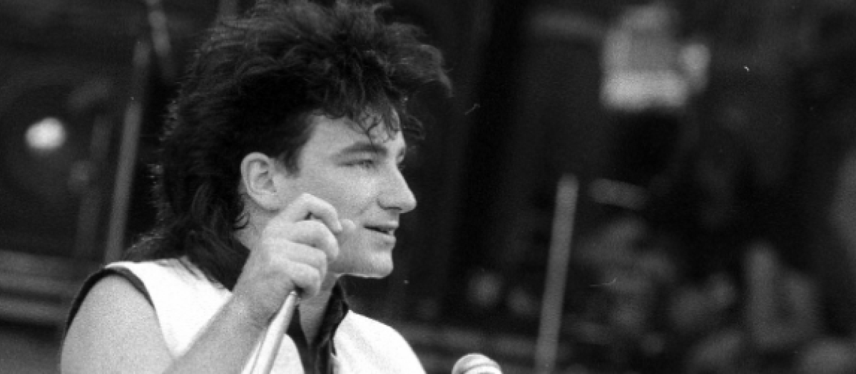 Bono, de U2, durante un concierto en 1983