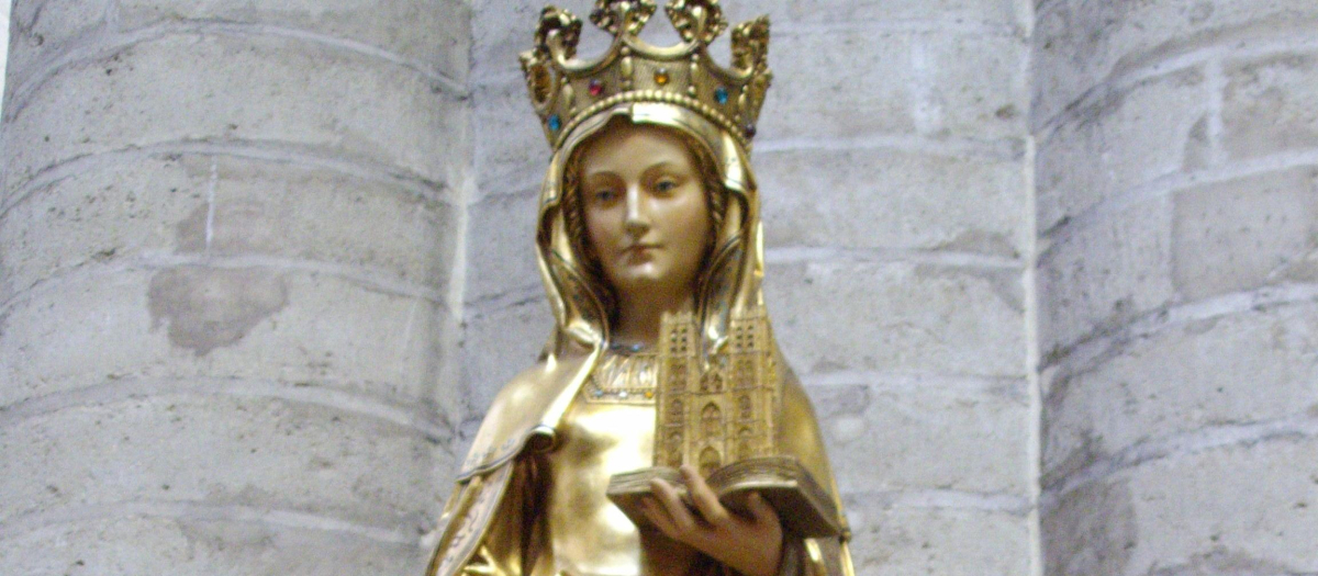 Estatua de santa Gúdula en la catedral de Bruselas