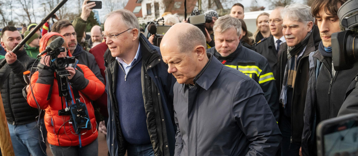 El canciller alemán Olaf Scholz durante un recorrido por las zonas inundadas en el oeste de Alemania