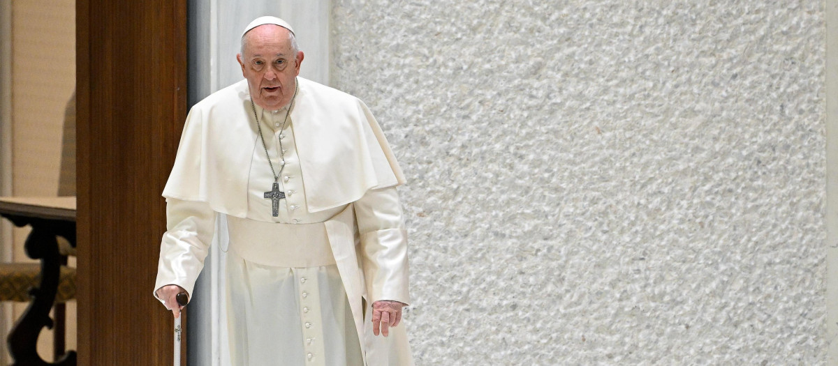 El Papa ha entrado caminando a la audiencia general del 3 de enero, la primera de 2024