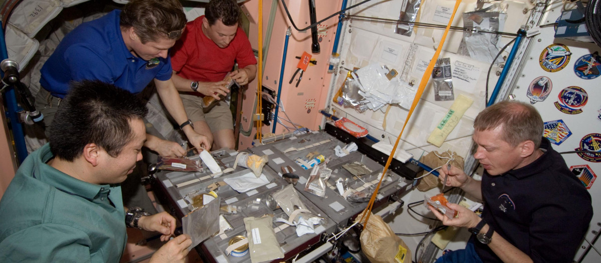 Astronautas comiendo en el espacio