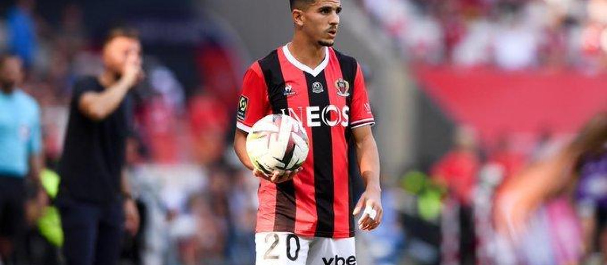 Youcef Atal en un partido con el Niza