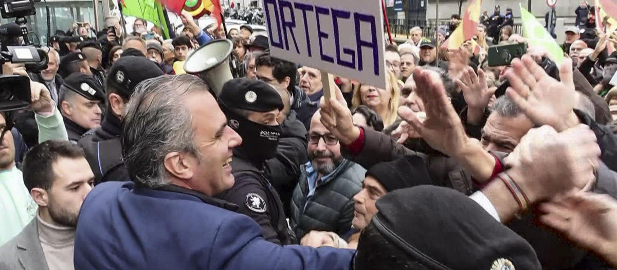 Decenas de personas se concentran en Cibeles en apoyo a Ortega Smith ...