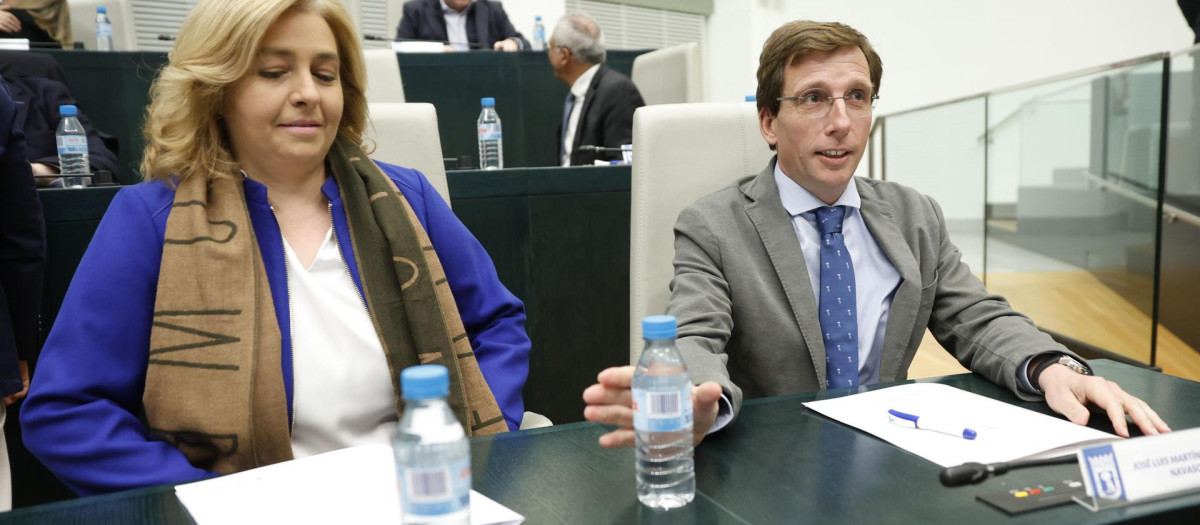 Inma Sanz y José Luis Martínez-Almeida en el pleno del Ayuntamiento