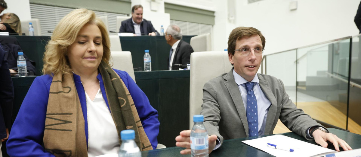 Inma Sanz y José Luis Martínez-Almeida en el pleno del Ayuntamiento