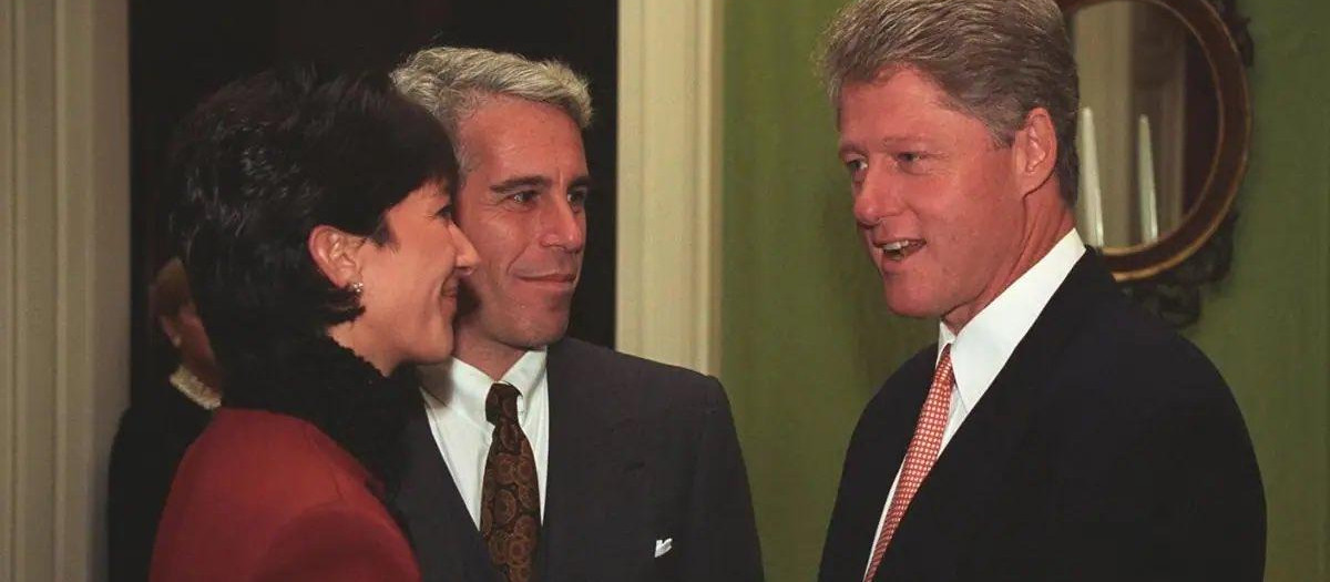 El expresidente Bill Clinton junto con Epstein y Maxwell en una imagen de archivo