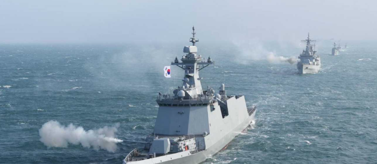 Buque surcoreano 'Cheonan FFG-2' (frente), y el DDH-1, preparándose ante un posible ataque de Corea del Norte