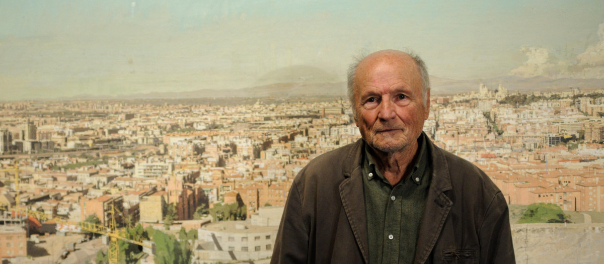 El artista Antonio López durante posa junto a sus obras en la presentación de la exposición ‘Antonio López’, en La Pedrera, a 21 de septiembre de 2023, en Barcelona, Catalunya (España). La exposición es la primera muestra monográfica retrospectiva del pintor Antonio López que se presenta en Barcelona, y reúne una cuidada selección de unos ochenta obras —entre pintura, escultura y dibujo— que permite trazar un recorrido por la trayectoria de este artista a lo largo de siete décadas de trabajo, desde las primeras obras de juventud, de los años cincuenta, hasta su producción más reciente. La muestra ha sido presentada por la Fundación Catalunya La Pedrera para Antonio López, el representante por excelencia del movimiento realista español de la segunda mitad del siglo XX.
21 SEPTIEMBRE 2023;REALISMO;PINTURA;ANTONIO LÓPEZ;OBRA;
Alberto Paredes / Europa Press
(Foto de ARCHIVO)
21/9/2023