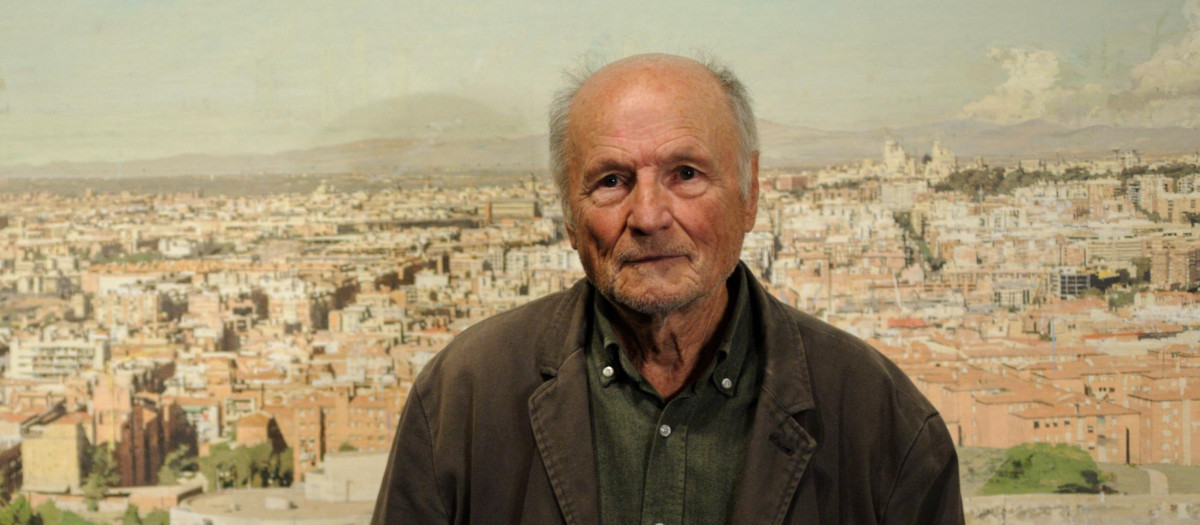 El artista Antonio López durante posa junto a sus obras en la presentación de la exposición ‘Antonio López’, en La Pedrera, a 21 de septiembre de 2023, en Barcelona, Catalunya (España). La exposición es la primera muestra monográfica retrospectiva del pintor Antonio López que se presenta en Barcelona, y reúne una cuidada selección de unos ochenta obras —entre pintura, escultura y dibujo— que permite trazar un recorrido por la trayectoria de este artista a lo largo de siete décadas de trabajo, desde las primeras obras de juventud, de los años cincuenta, hasta su producción más reciente. La muestra ha sido presentada por la Fundación Catalunya La Pedrera para Antonio López, el representante por excelencia del movimiento realista español de la segunda mitad del siglo XX.
21 SEPTIEMBRE 2023;REALISMO;PINTURA;ANTONIO LÓPEZ;OBRA;
Alberto Paredes / Europa Press
(Foto de ARCHIVO)
21/9/2023
